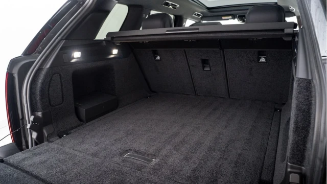 Land Rover Range Rover (75 Reg) 3.0 D300 Edition Image 8