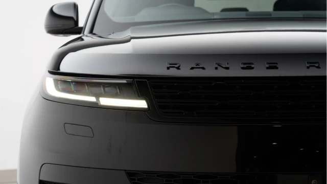 Land Rover Range Rover Sport (23 Reg) 3.0 D300 Dynamic SE (Black Pack) Image 8