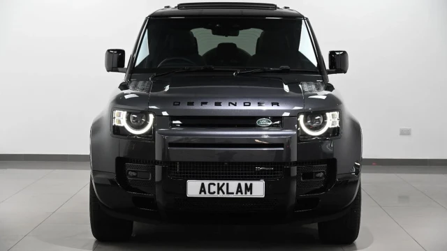 Land Rover Defender 2021 71 Land Rover Defender 3.0 D250 X-Dynamic SE (Black Pack) Image 4