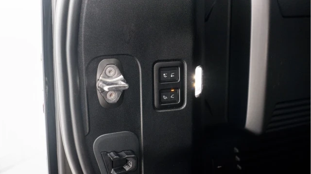 Land Rover Defender (73 Reg) 110 5.0 P525 V8 (URBAN XRS) Image 8