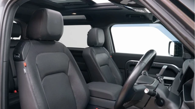 Land Rover Defender (23 Reg) 90 3.0 D250 X-Dynamic SE (Black Pack) Image 3