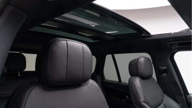 Land Rover Range Rover (24 Reg) 3.0 D300 HSE (Shadow Pack) Image 8