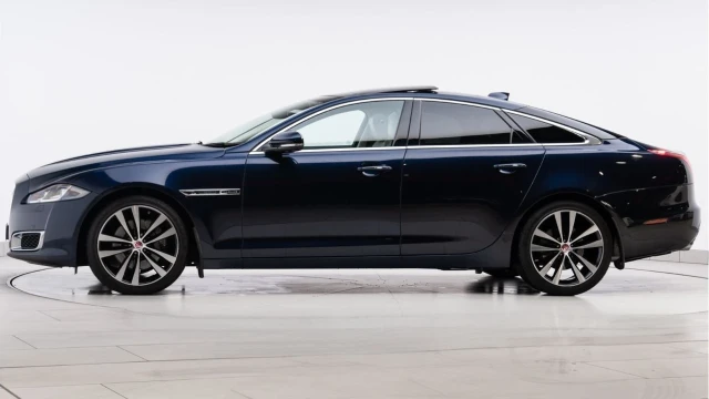 Jaguar XJ (19 Reg) 3.0D V6 50th Anniversary Image 4