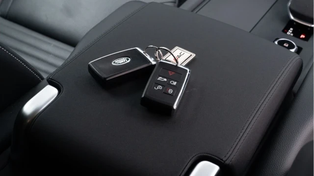 Land Rover Discovery (23 Reg) 3.0 D300 SE Commercial (5 Seat) (URBAN) (+VAT) Image 7