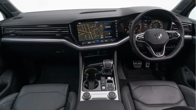 Volkswagen Touareg (72 Reg) 3.0TSI V6 Black Edition Image 2