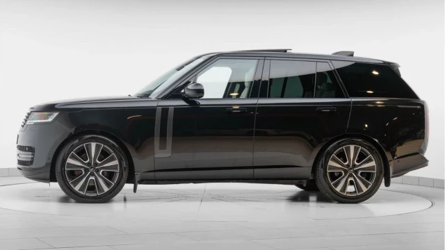 Land Rover Range Rover (25 Reg) 3.0 D300 HSE (Shadow Pack) Image 4