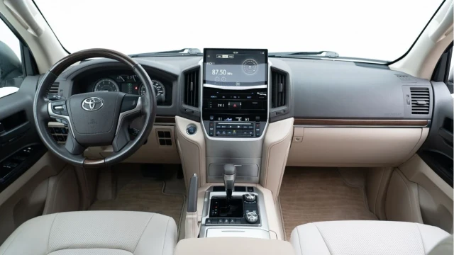 Toyota Land Cruiser (22 Reg) 4.0 V6 VXR (LHD) (8 Seat) Image 2