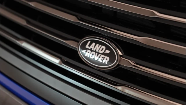 Land Rover Range Rover (23 Reg) 4.4 V8 P530 SV (VAT Q) Image 8