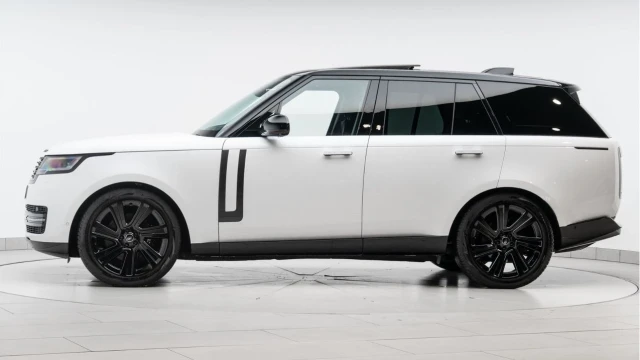Land Rover Range Rover (74 Reg) 3.0 D300 HSE (Shadow Pack) Image 4
