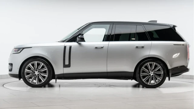 Land Rover Range Rover (74 Reg) 3.0 D300 SE (Shadow Pack) Image 4
