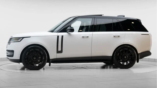 Land Rover Range Rover (24 Reg) 3.0 D300 HSE (Shadow Pack) Image 4