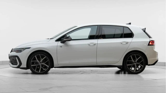 Volkswagen Golf (25 Reg) 2.0TDI Black Edition DSG (Mk8.5) (VAT Q) Image 4