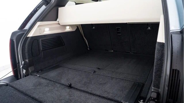 Land Rover Range Rover (75 Reg) 3.0 D350 Autobiography (Shadow Pack) Image 8
