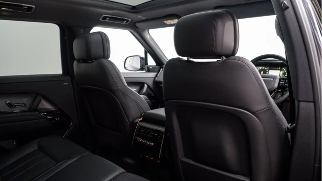 Land Rover Range Rover Sport (72 Reg) 3.0 P440e Dynamic SE Hybrid (Black Pack) Image 5