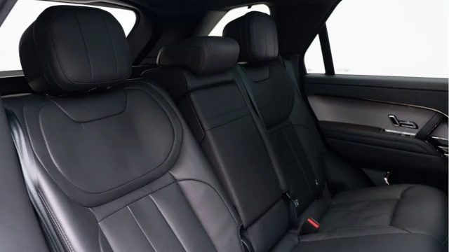 Land Rover Range Rover Sport (24 Reg) 3.0 D300 Dynamic SE (Black Pack) Image 4