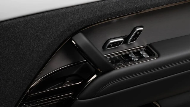 Land Rover Range Rover Sport (75 Reg) 3.0 D300 Stealth Edition (Black Pack) Image 4