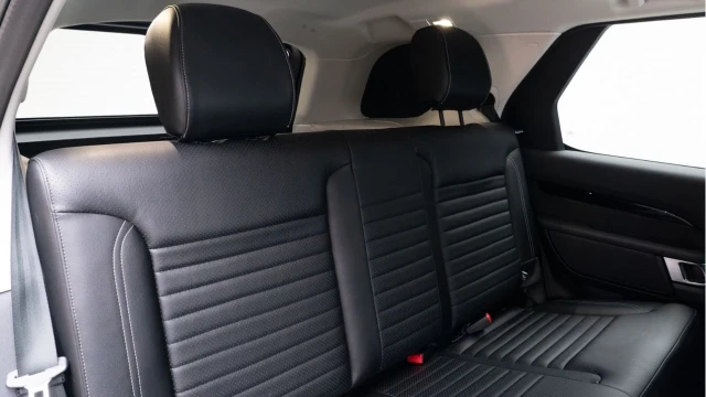 Land Rover Discovery (23 Reg) 3.0 D300 SE Commercial (5 Seat) (URBAN) (+VAT) Image 4
