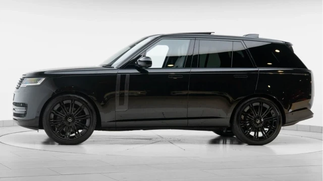 Land Rover Range Rover (75 Reg) 3.0 D300 Edition Image 4