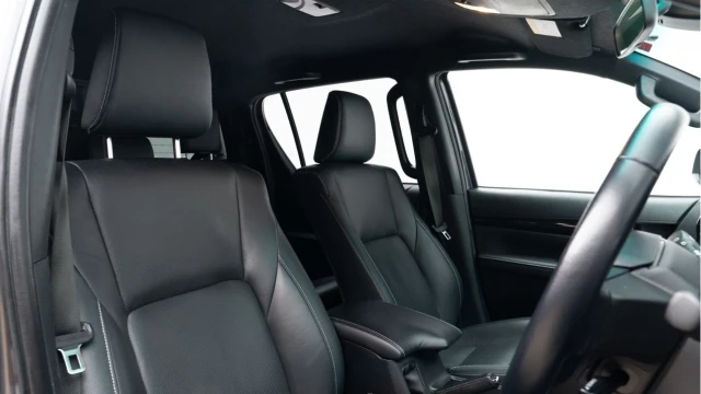 Toyota Hi-Lux (68 Reg) 2.4 D-4D Invincible X (No VAT) Image 3