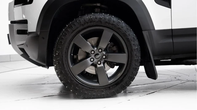 Land Rover Defender (21 Reg) 3.0 D200 Hard Top Commercial (3 Seat) (+VAT) Image 8