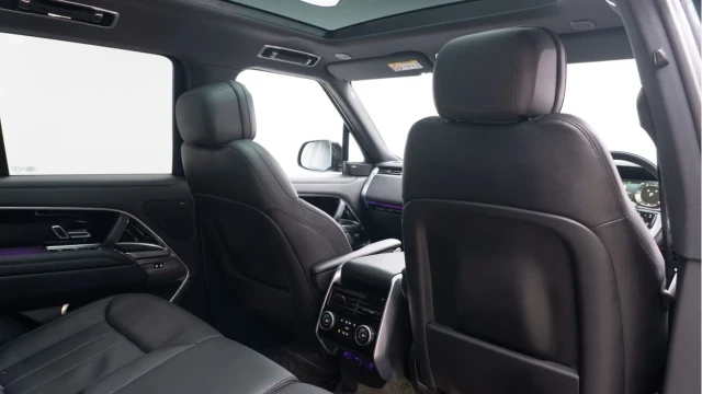 Land Rover Range Rover (25 Reg) 3.0 D300 SE (Shadow) Image 4