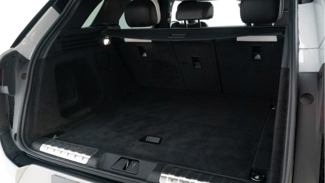 Land Rover Range Rover Sport (24 Reg) 3.0 D300 Dynamic SE (Black Pack) Image 4