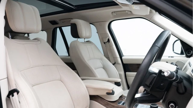 Land Rover Range Rover (21 Reg) 3.0 D300 Vogue SE Image 3