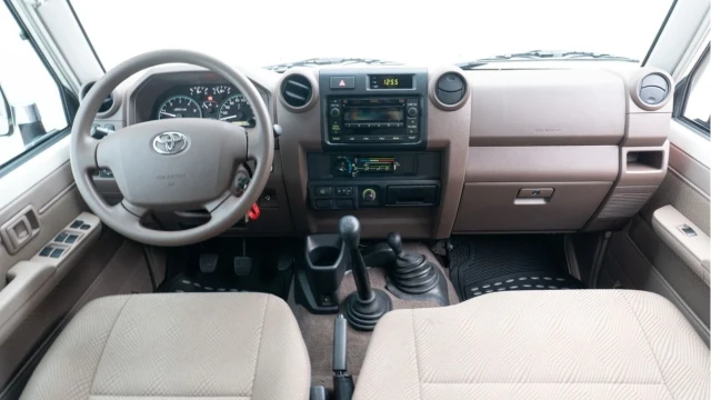Toyota Land Cruiser (20 Reg) 4.2D 75 LX (6 Seat) Image 2
