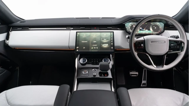Land Rover Range Rover Sport (73 Reg) 3.0 D300 Dynamic SE (Black Pack) Image 2