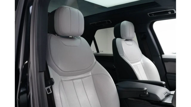 Land Rover Range Rover Sport (72 Reg) 3.0 D300 Dynamic SE (Black Pack) Image 3