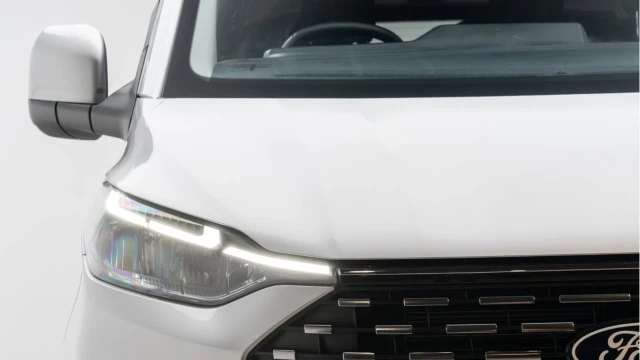 Ford Tourneo Custom (25 Reg) 320 2.0 Ecoblue Titanium LWB (9 Seat) Image 8