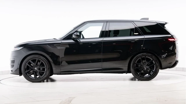 Land Rover Range Rover Sport (23 Reg) 3.0 D300 Dynamic SE (Black Pack) Image 4