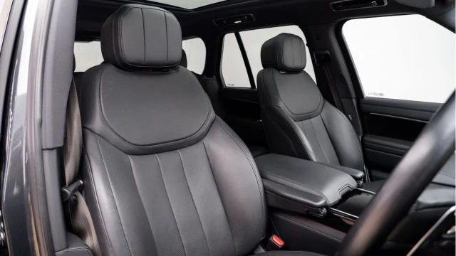 Land Rover Range Rover (72 Reg) 3.0 D300 SE (Black Pack) Image 3