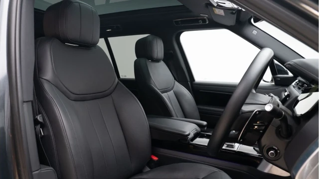 Land Rover Range Rover (25 Reg) 3.0 D300 SE (Shadow) Image 3