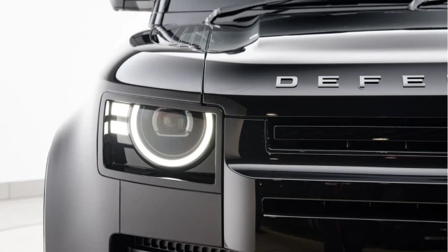 Land Rover Defender (75 Reg) 90 3.0 D250 X-Dynamic SE Hard Top Commercial (3 Seat) (+VAT) Image 5