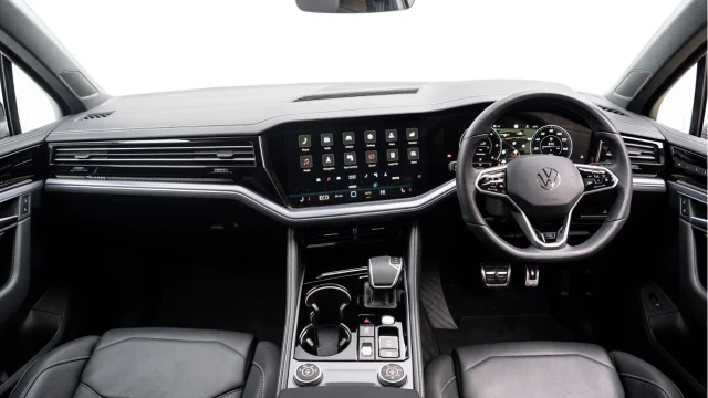 Volkswagen Touareg (25 Reg) 3.0TDI V6 Black Edition Image 2