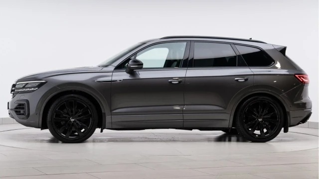 Volkswagen Touareg (72 Reg) 3.0TSI V6 Black Edition Image 4