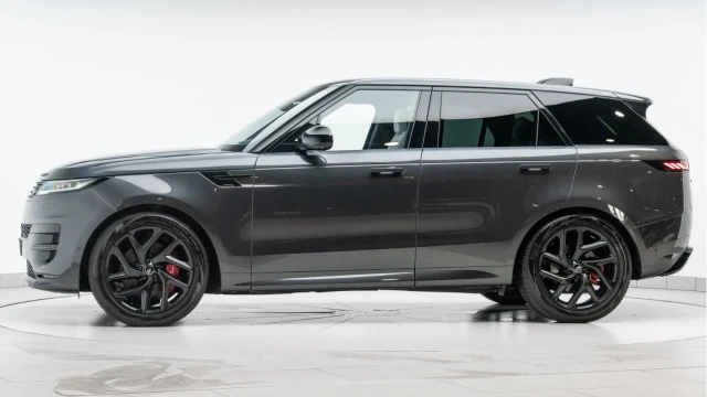 Land Rover Range Rover Sport (24 Reg) 3.0 D300 Dynamic SE (Black Pack) Image 4