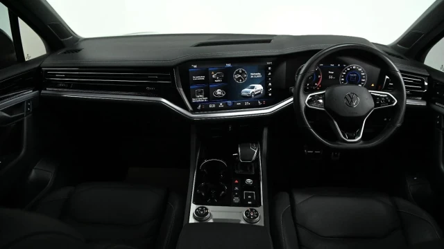 Volkswagen Touareg (71 Reg) 3.0TDI V6 Black Edition Image 2