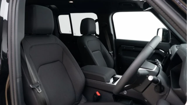 Land Rover Defender (74 Reg) 110 3.0 D350 X-Dynamic SE (7 Seat) Image 3