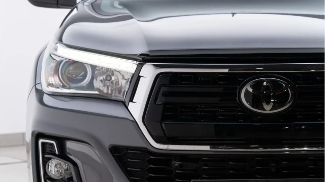 Toyota Hi-Lux (68 Reg) 2.4 D-4D Invincible X (No VAT) Image 7