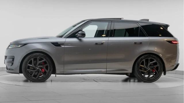 Land Rover Range Rover Sport (23 Reg) 3.0 D300 Dynamic SE (Black Pack) Image 4