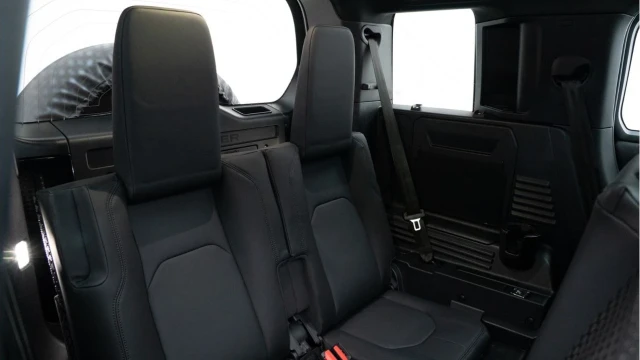 Land Rover Defender (74 Reg) 110 3.0 D350 X-Dynamic SE (7 Seat) Image 4