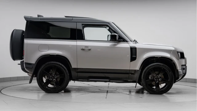 Land Rover Defender (75 Reg) 90 3.0 D250 X-Dynamic SE (Black Pack) Image 5