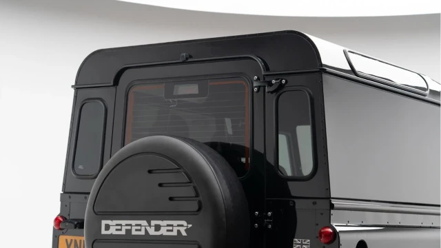 Land Rover Defender (15 Reg) 90 2.2TD XS Hard Top (No VAT) Image 7