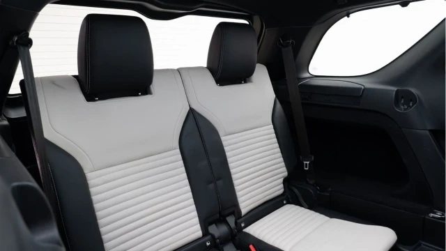 Land Rover Discovery (21 Reg) 3.0 D300 R-Dynamic SE Image 5