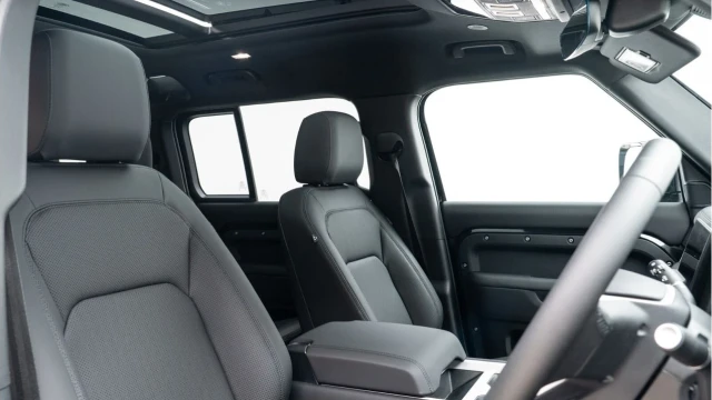 Land Rover Defender (25 Reg) 110 3.0 D350 X-Dynamic SE (7 Seat) Image 3