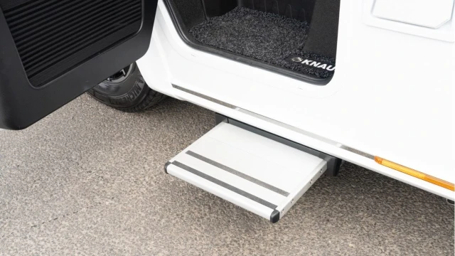 Knaus Sun I 900 LEG (25 Reg) 2.2D Sun I 900 LEG Automatic (4 Berth) Image 6