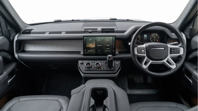 Land Rover Defender (74 Reg) 90 3.0 D250 X-Dynamic SE (6 Seat) (VAT Q) Image 2