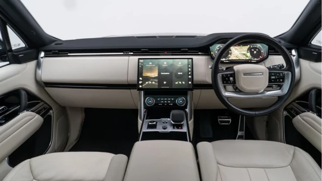 Land Rover Range Rover (73 Reg) 3.0 D300 SE (Shadow Pack) Image 2
